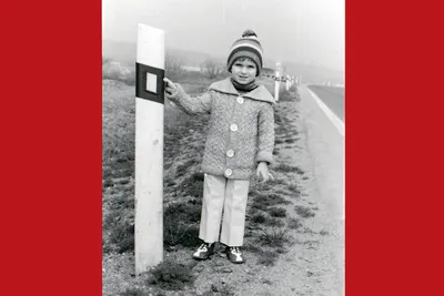 Při kontrole patníků nového obchvatu kolem chemičky Kaučuk