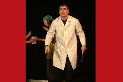 Pan Farmer: v proslulé scénce Krvik Totr v dřevních divadelních dobách