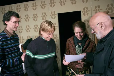 Pirkenštejnský ptáček:: Petr se Zuzkou radostni přebírají diplóm od Ivana Vyskočila za nejlepší inscenaci