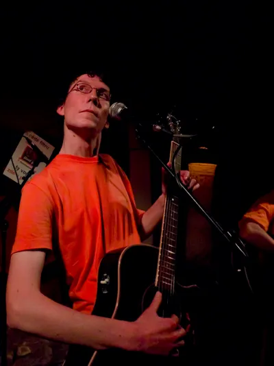 Křest cédé: vzácný okamžik, Petr hraje na kytaru (ovšem jen v