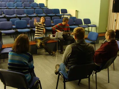 Filtr v Újezdě pod lesy židlí: a střídavě se třemi až šesti diváky