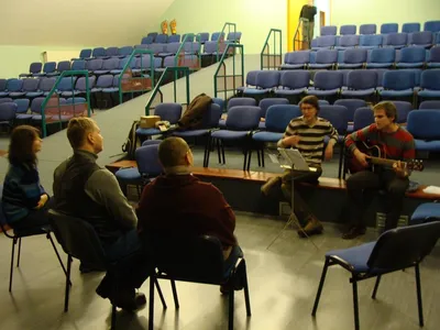 Filtr v Újezdě pod lesy židlí: a střídavě se třemi až šesti diváky