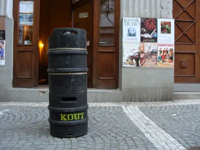 Kout na Vinohradech: na koncert Filtru (jeho místní plakát je na zdi vpravo) zavítal nejprve sud koutského piva (do hospody přes chodbu), záhy divák Tomáš Kout (do Ryby), který se navíc spontánně dostal až na stage v