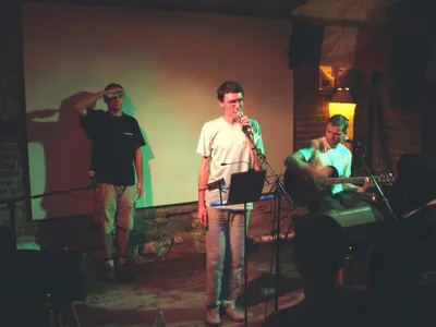 Pomalu zapomínám:: Petr vyzval spontánně Tomáše Kouta, aby ilustroval píseň o čestné pionýrské stráži u pomníčku na dejvickém nádraží. Zažili to tam na vlastní kůži oba.