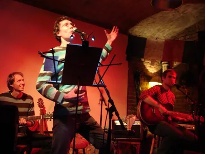 Dvojdivadelní jednokoncert:: plakát k vystoupení Filtru s komorním ansámblem plzeňského Divadla SAD v Rybě naruby