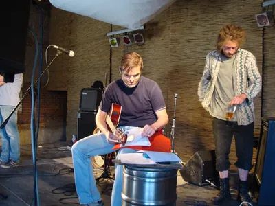 Řepice 2015: Dlouho to vypadalo, že punkáč, který do této chvíle chrápal v bicích, s námi na pódiu stráví i naše vystoupení