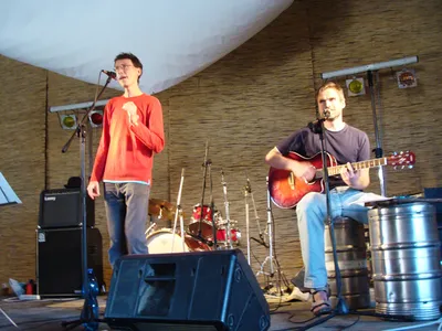 Řepice 2015: zvukovka Filtru - povšimněte si stage designu (za Filipovu židli i stojánek na noty posloužily pivosudy)