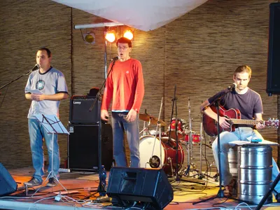 Řepice 2015:: na dřevorytovém plakátu alternativního festivalu figurujeme (omylem) hned dvakrát: jako Filtr & Kout a jako Krvik Totr... Správně to mělo být Krvik Totr & Filtr.