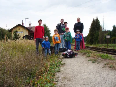 Řepice 2015: na cestě domů jsme si udělali fotku tamtéž jako před deseti lety