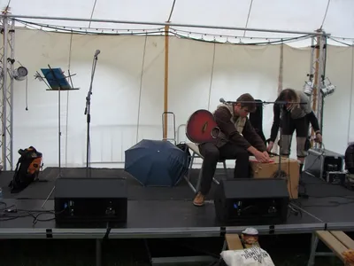 Stavba scény: na poslední chvíli nás přesunuli (kvůli dešti) do Open stanu. Diváci ale už (kvůli dešti) nepřišli...