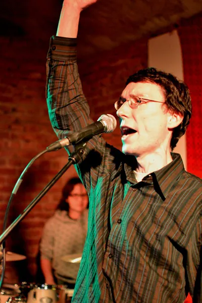 Filtr v Rybě:: PJN v mikrofonním popředí a Michal Froněk v zamlženém bicím pozadí