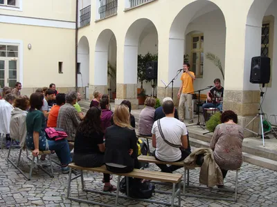 Open Air Program: Filtr v atriu Lékařské knihovny