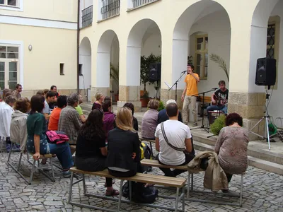 Open Air Program: Filtr v atriu Lékařské knihovny